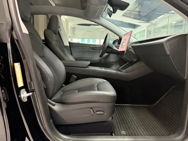 Tesla Model Y — Фото автомобиля 9