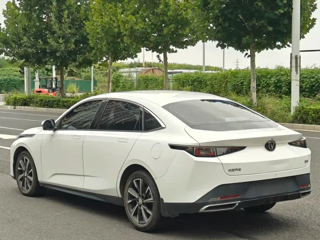 Changan Eado — Фото автомобиля 8