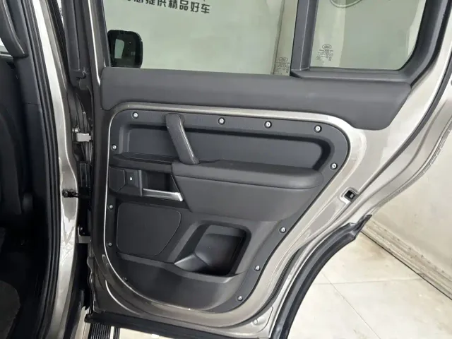 Land Rover Defender — Фото автомобиля 25