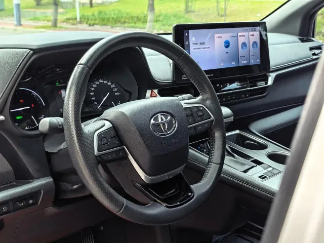 Toyota Sienna — Фото автомобиля 15