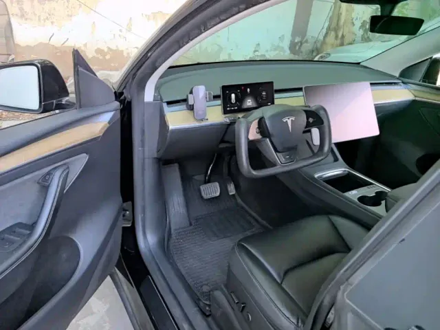 Tesla Model Y — Фото автомобиля 15