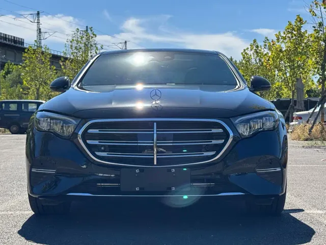 Mercedes-Benz E-Class — Фото автомобиля 2
