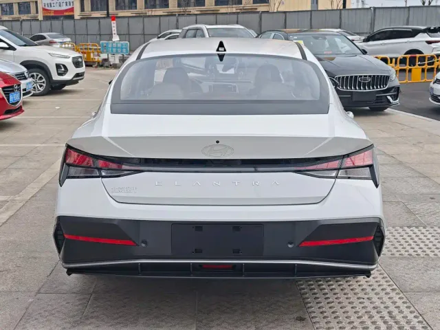 Hyundai Elantra — Фото автомобиля 5