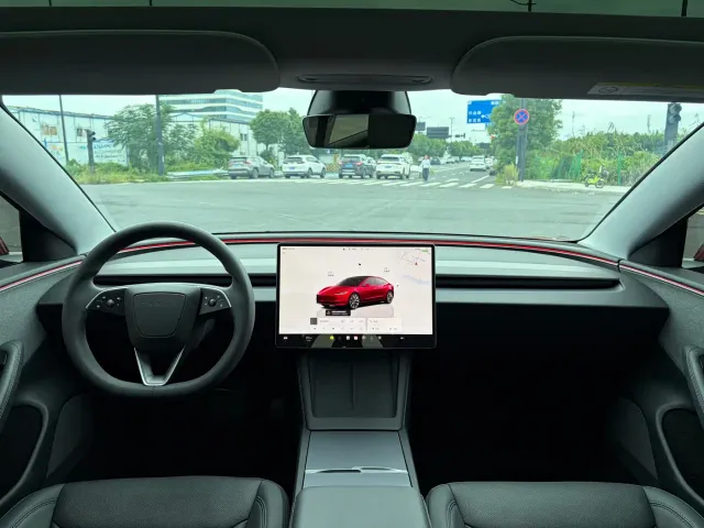 Tesla Model 3 — Фото автомобиля 6