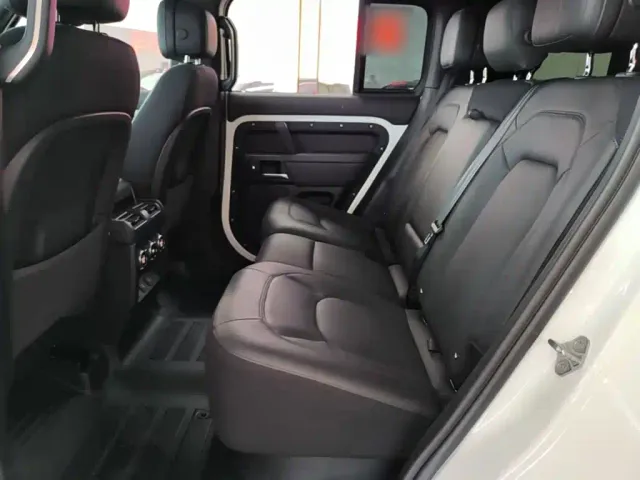 Land Rover Defender — Фото автомобиля 16