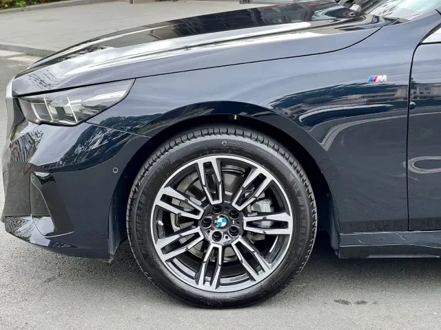 BMW 5 Series — Фото автомобиля 9