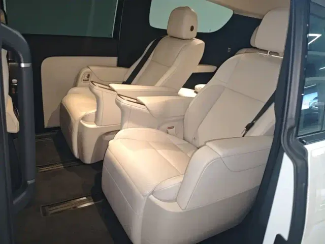 Li Auto MEGA — Фото автомобиля 16