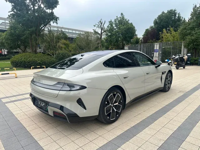 Xiaomi SU7 — Фото автомобиля 12