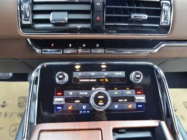 Lincoln Navigator — Фото автомобиля 10