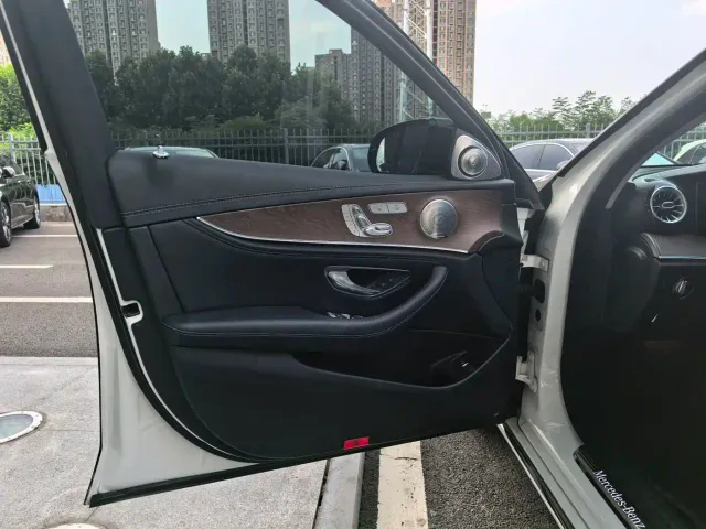 Mercedes-Benz E-Class — Фото автомобиля 8