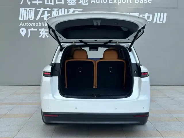 Li Auto i8 — Фото автомобиля 16