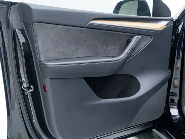 Tesla Model Y — Фото автомобиля 3