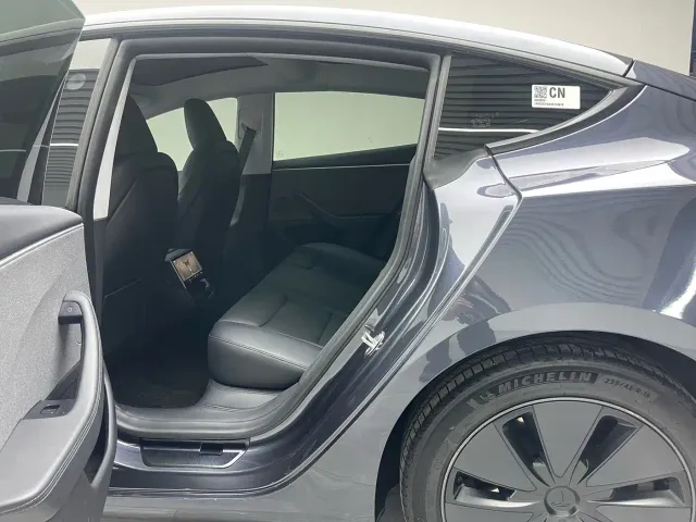Tesla Model 3 — Фото автомобиля 17