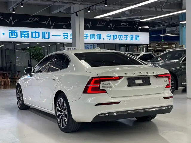 Volvo S60 — Фото автомобиля 8