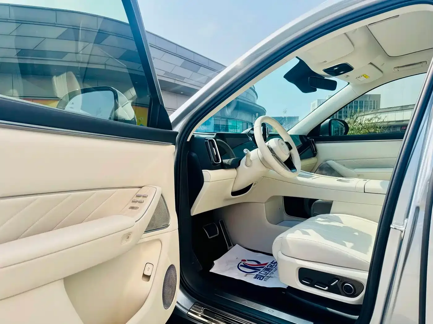 AITO Wenjie AITO M8 2025 Model Extended Range Max+ Edition 53.4kWh 6-Seater — Фото автомобиля 10