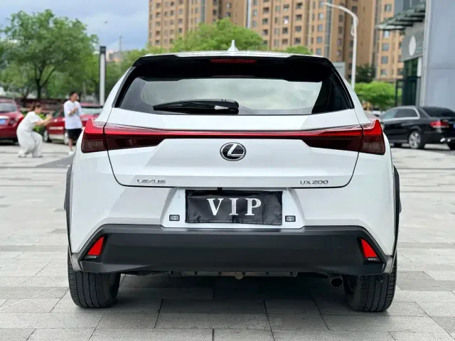 Lexus UX — Фото автомобиля 3