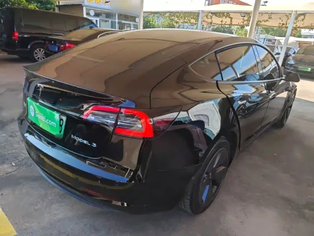 Tesla Model 3 — Фото автомобиля 6
