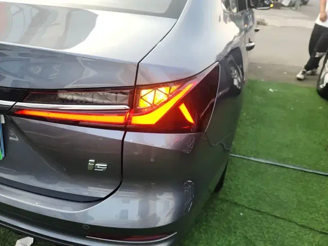Roewe i5 — Фото автомобиля 7