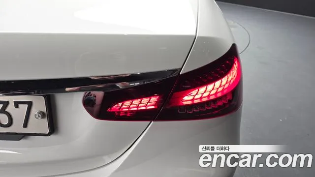 Mercedes-Benz E-Class — Фото автомобиля 20
