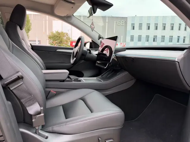 Tesla Model Y — Фото автомобиля 10