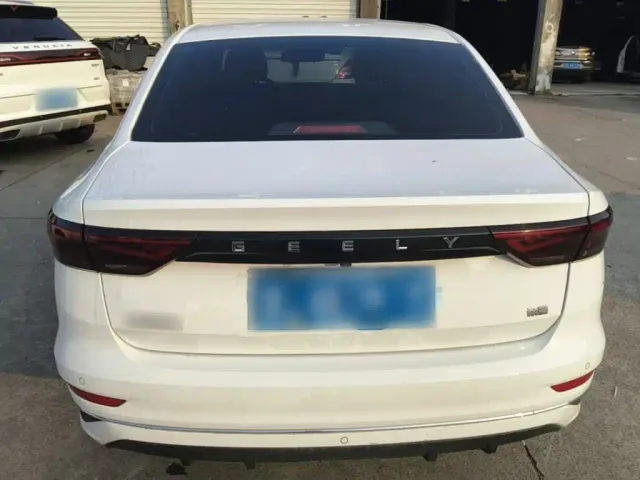Geely Emgrand — Фото автомобиля 5