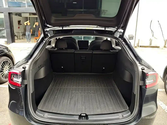 Tesla Model Y — Фото автомобиля 18