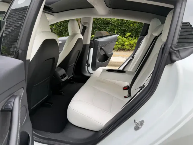 Tesla Model 3 — Фото автомобиля 12