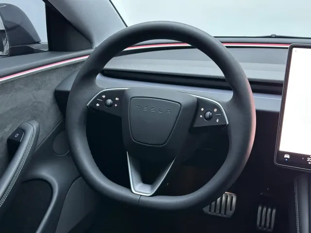 Tesla Model 3 — Фото автомобиля 18