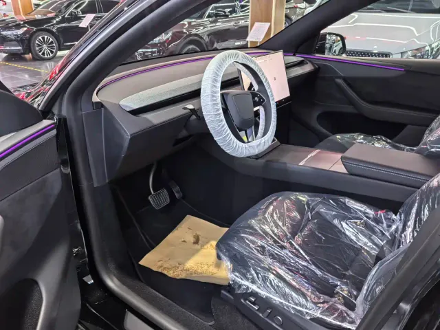 Tesla Model Y L — Фото автомобиля 7