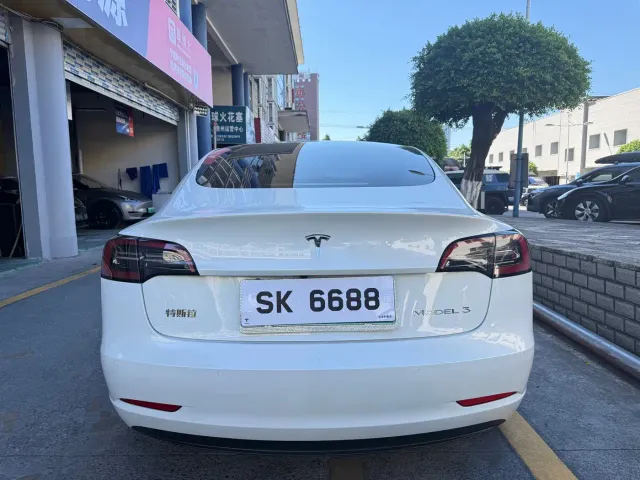 Tesla Model 3 — Фото автомобиля 5