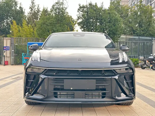 Lynk & Co 03 — Фото автомобиля 2