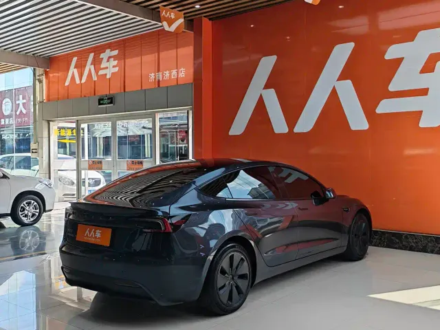 Tesla Model 3 — Фото автомобиля 4