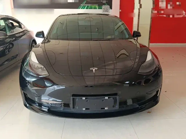 Tesla Model 3 — Фото автомобиля 2