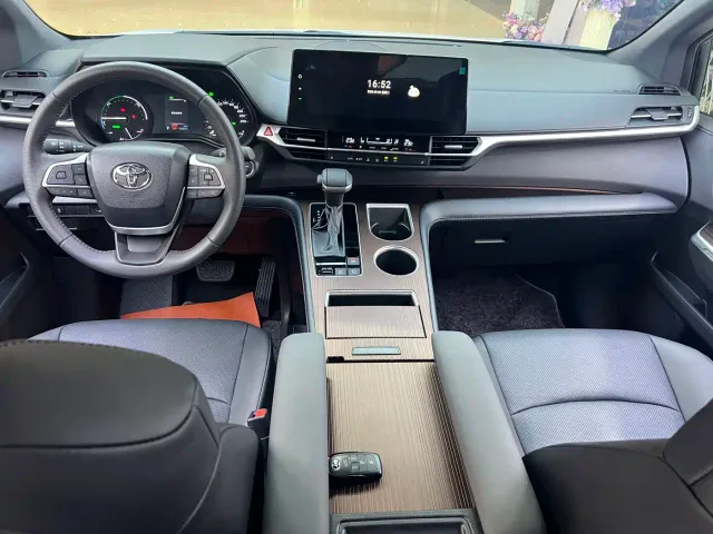 Toyota Sienna — Фото автомобиля 9
