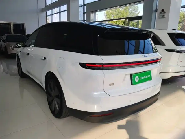 Li Auto i8 — Фото автомобиля 4