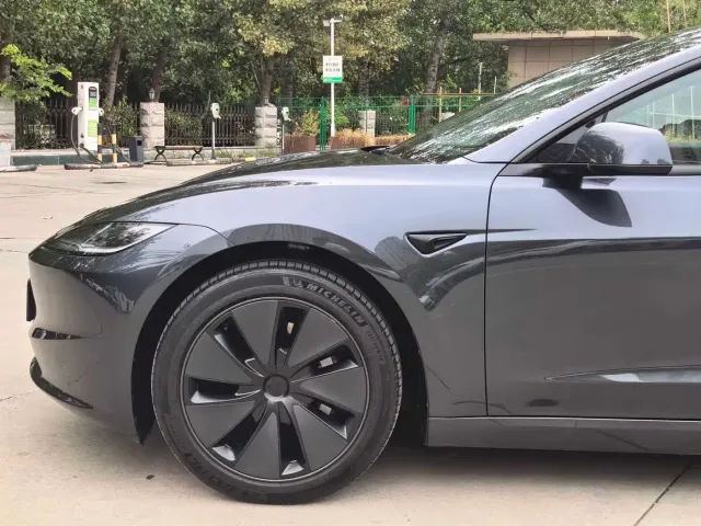 Tesla Model 3 — Фото автомобиля 4
