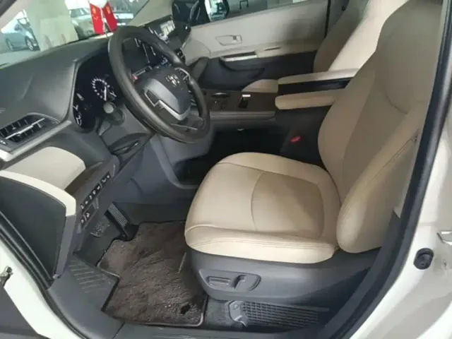 Toyota Sienna — Фото автомобиля 14