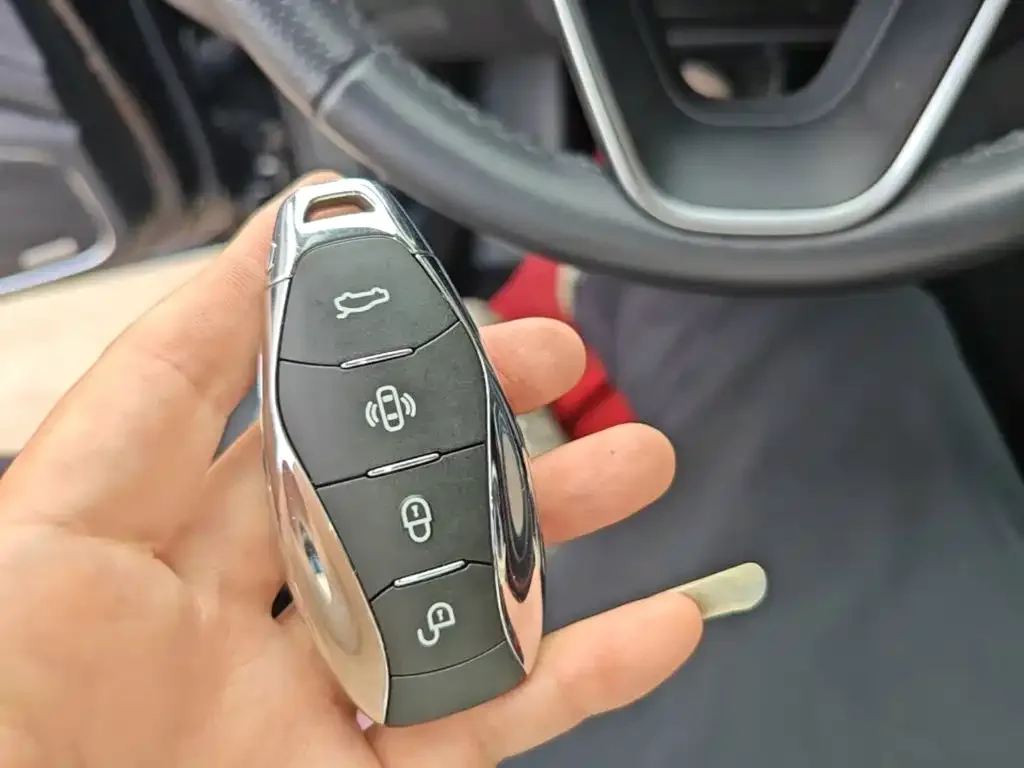 Hongqi Hongqi H5 2024 2.0T Automatic Smart Connect Flag Smooth Edition — Фото автомобиля 8