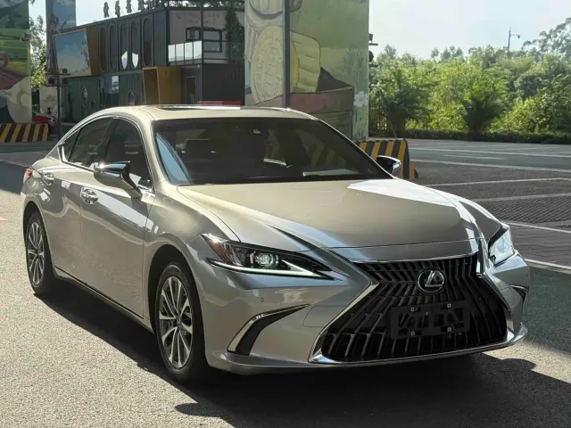 Фотография автомобиля — Lexus ES