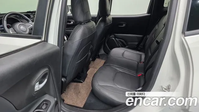 Jeep Renegade — Фото автомобиля 11