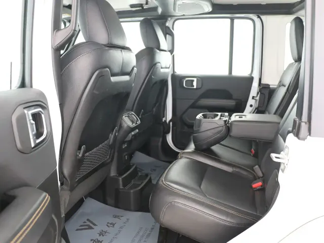 Jeep Wrangler — Фото автомобиля 10