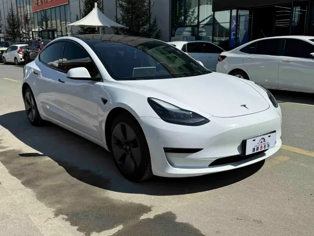 Tesla Model 3 — Фото автомобиля 3