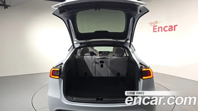 Tesla Model Y — Фото автомобиля 15