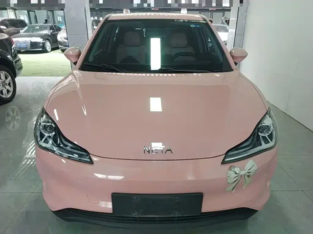 Nezha Auto Nezha V 2022 Trend 400 Lite Pink Custom Edition — Фото автомобиля 2