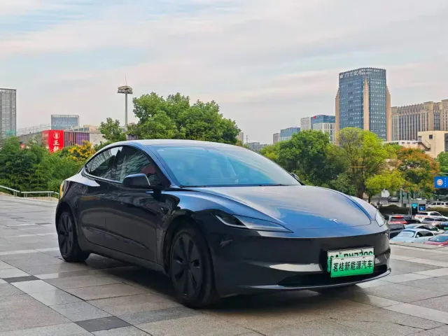 Tesla Model 3 — Фото автомобиля 2