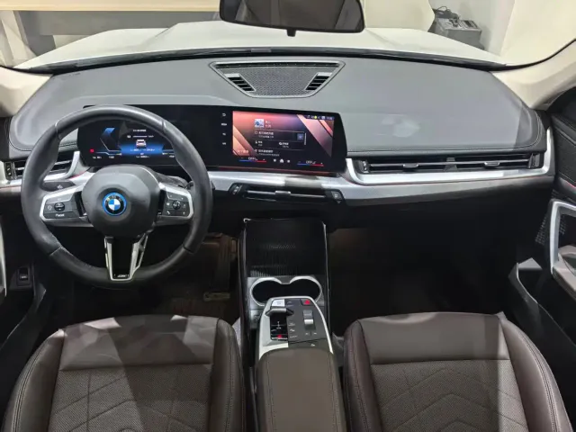 BMW iX1 — Фото автомобиля 6
