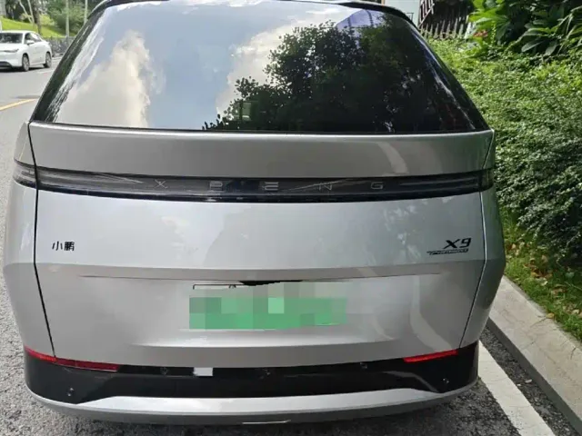 Xpeng X9 — Фото автомобиля 3