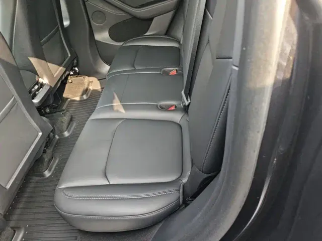 Tesla Model Y — Фото автомобиля 16