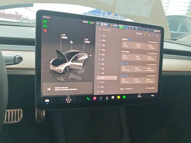 Tesla Model 3 — Фото автомобиля 12