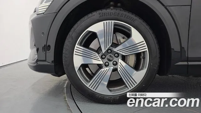 Audi e-tron — Фото автомобиля 5